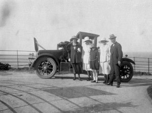 Eine Gruppe von Menschen vor ihrem Auto am Meer, um 1920er Jahre von Unbekannt