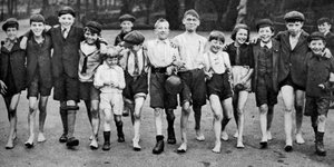 Eine Gruppe von Sommerpaddlern auf dem Weg zur Serpentine, London, 1926-1927 von Unbekannt