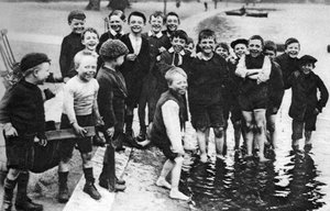 Eine Gruppe von Sommerpaddlern in der Serpentine, London, 1926-1927