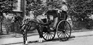 Ein von Pferden gezogener Hansom-Kab, London, 1926-1927