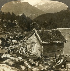 Eine aus Holz gebaute Mühle und ein Wasserrad-Schleifstein am Stalheimsfluss, Naerodal, Norwegen, um 1905 von Unbekannt