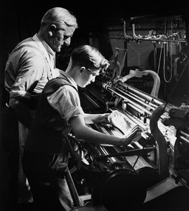 Ein Meister bildet einen jungen Lehrling im Maschinenstricken aus, Lyle und Scott, Hawick