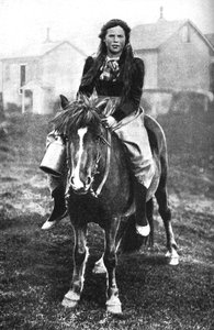 Eine Milchmädchen auf ihrer Morgenrunde, Island, 1922 von Unbekannt