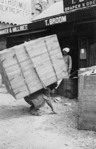 Ein Träger hebt eine große Last, Chakrata, Indien, 1917 von Unbekannt