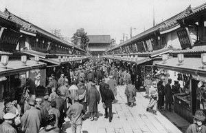 Eine Reihe von Geschäften in Asakusa, Tokio von Unbekannt