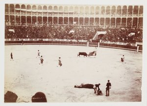 Schnappschuss eines Stierkampfs vor einer riesigen Menschenmenge in der Stierkampfarena Las Ventas del Espiritu Santo, Madrid, aufgenommen von einem unbekannten Fotografen um 1930 von Unbekannt