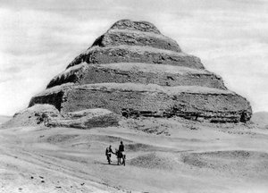 Eine Stufenpyramide außerhalb von Kairo, Ägypten