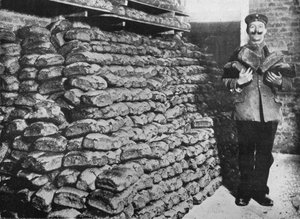 Ein Vorrat an Kriegsbrot für die deutschen Truppen, 1915 von Unbekannt