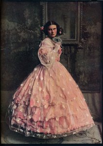 Ein Ballkleid mit drei Volants aus rosa Seide, mit Überkleid aus weißer Blumenmuster-Gaze, 1850-60 von Unbekannt