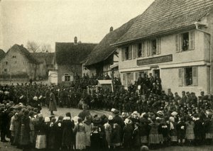 Ein Dorf im Elsass wird von französischen Truppen besetzt, Erster Weltkrieg, ca. 1915, ca. 1920 von Unbekannt