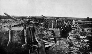 Verlassene britische Schützengräben und Kanonen in Maubeuge, 1914