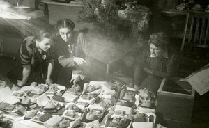 Schauspielerinnen des Moskauer Künstlertheaters bereiten Geschenke für die Rote Armee vor, UdSSR, 1943 von Unbekannt