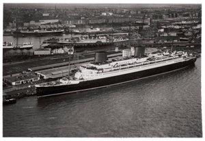 Luftaufnahme des Bremer Hafens, Deutschland, und des Liners Europa, von einem Zeppelin, ca. 1931 1933