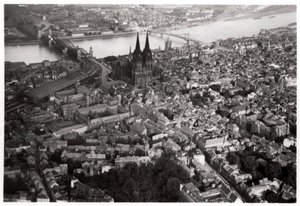 Luftaufnahme von Köln, Nordrhein-Westfalen, Deutschland, aus einem Zeppelin von Unbekannt