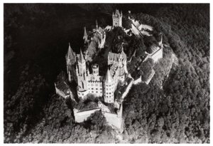 Luftaufnahme der Burg Hohenzollern, Baden-Württemberg, Deutschland, aus einem Zeppelin, ca. 1931, 1933 von Unbekannt