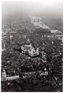 Luftaufnahme der St. Pauls Kathedrale, London, von einem Zeppelin, 1931 von Unbekannt