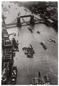 Luftaufnahme der Tower Bridge, London, von einem Zeppelin, 1931-1933 von Unbekannt