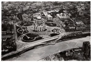 Luftaufnahme der Kathedrale Christi des Erlösers, Moskau, UdSSR, aus einem Zeppelin, 1930-1933 von Unbekannt