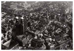 Luftaufnahme der Frauenkirche, München, Deutschland, aus einem Zeppelin, um 1931 von Unbekannt