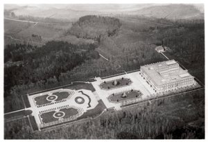 Luftaufnahme des Herrenchiemsee-Palastes, Bayern, Deutschland, aus einem Zeppelin, ca. 1931-1933