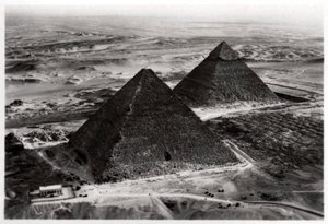 Luftaufnahme der Pyramiden von Gizeh, Ägypten, aus einem Zeppelin