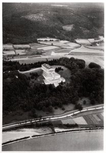 Luftaufnahme des Walhalla-Tempels, nahe Regensburg, Deutschland, aus einem Zeppelin, um 1931-1933 von Unbekannt