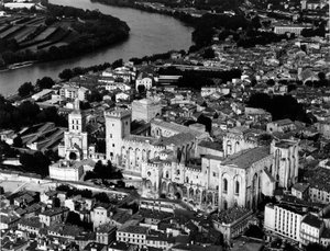 Luftaufnahme des Papstpalastes (1335-1355) und der Kathedrale Notre Dame des Doms (12. Jahrhundert). Avignon, Vaucluse von Unbekannt