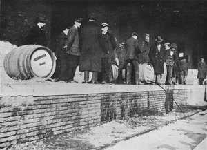 Nach der Kriegserklärung: Deutsches Bier wird in einem italienischen Zollamt weggeschafft von Unbekannt