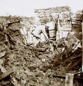 Nachwirkungen einer Granate, ein Soldat im Krater, um 1914-1918