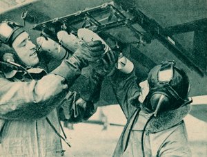 Luftbeobachter bei der Bombenausbildung, 1940 von Unbekannt