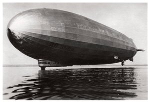 Luftschiff LZ127 Graf Zeppelin landet am Bodensee, Deutschland, 1933 von Unbekannt