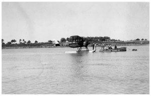 Alan Cobhams De Havilland DH50 landet am Tigris, Irak, 1926 von Unbekannt