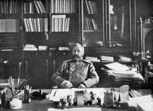 Alexei Nikolaievich Kuropatkin in seiner Bibliothek, 1904-1905 von Unbekannt
