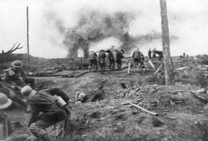 Alliierte Truppen und deutsche Gefangene an der Menin-Straße, nahe Ypern, Belgien, 30. Oktober 1917