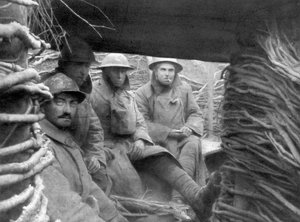 Amerikanische und französische Truppen in einem Schützengraben an der Front, 1917-1918
