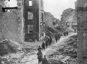 Amerikanische Soldaten passieren die Ruinen von Varennes, Meuse-Argonne Offensive, Frankreich, 1918 von Unbekannt
