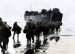 Amerikanische Truppen landen am Strand der Normandie, 1944