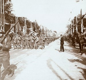 Amerikanische Truppen marschieren in der Siegesparade, Paris, Frankreich, ca. 1918-1919 von Unbekannt