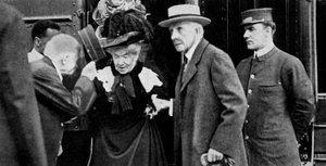 Amerikanischer Tycoon John D. Rockefeller und seine Frau bei der Ankunft in Cleveland, Ohio, 1912-1951