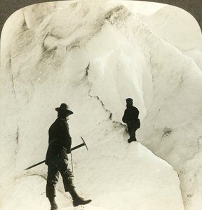 Unter Bergen und Gletscherspalten - enorme Spalten des Brigsdal-Gletschers, Norwegen, um 1905 von Unbekannt