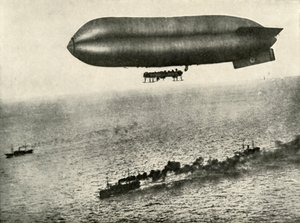 Ein Luftschiff eskortiert einen Konvoi, 1919 von Unbekannt