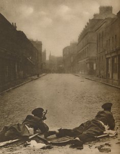 Eine Episode aus dem East End: Scots Guards im Einsatz in der Sydney Street im Jahr 1911, ca. 1935 von Unbekannt