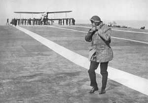 Ein historischer Anlass: König Edward nimmt seinen Fliegerhelm ab von Unbekannt