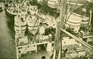 Eine beeindruckende Reihe von Booten an Bord der Leviathan, ca. 1930