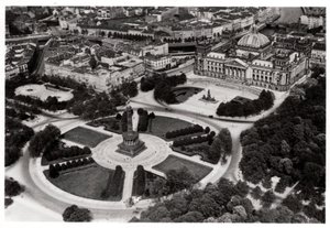 Eine Luftaufnahme des Königsplatzes, München, Deutschland, aus einem Zeppelin, ca. 1931, 1933