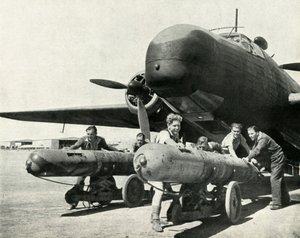 Ein Flugzeug, das Torpedos über viele hundert Meilen tragen konnte, ca. 1942-1943, 1945 von Unbekannt