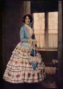 Ein bestickter Mantel mit einem schönen Seidenmusselinkleid. In Mode zwischen 1850 und 1860, um 1913