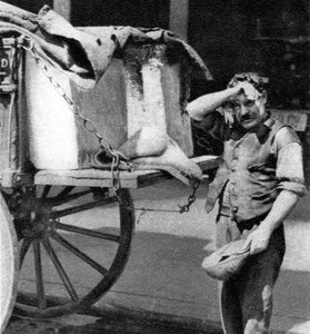 Ein Eismann mit seinem Wagen, London, 1926-1927