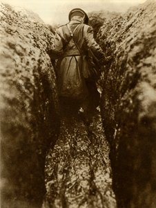 Ein Offizier in den Schützengräben, Frankreich, Erster Weltkrieg, 1916, 1935 von Unbekannt