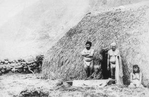 Eine alte Frau schlägt Tapa vor einem Pili-Grashaus, Kalaupapa, Hawaii, 19. Jahrhundert von Unbekannt